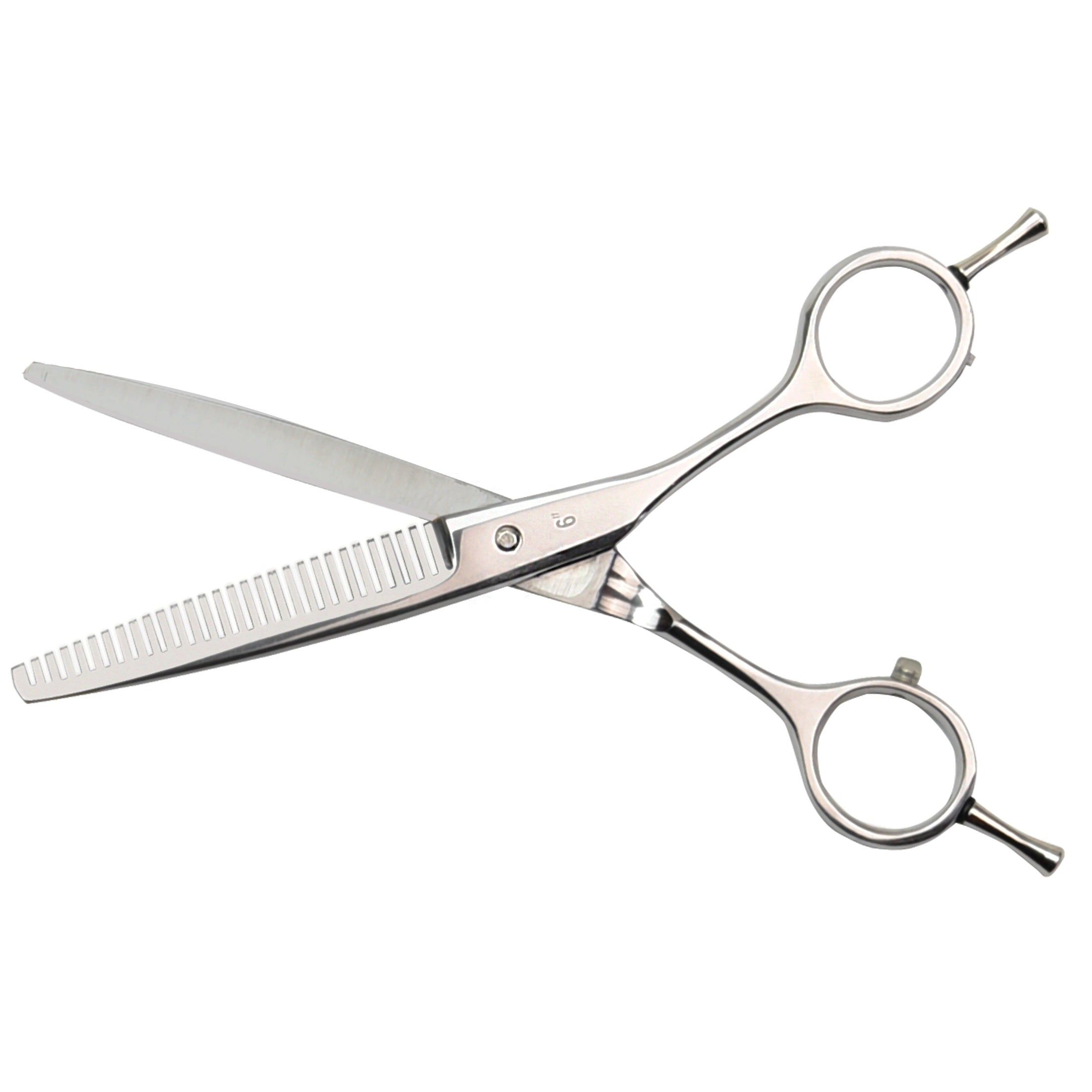 Ciseaux de coiffure argentés, lame dentelée. Ouverts, montrant les lames.