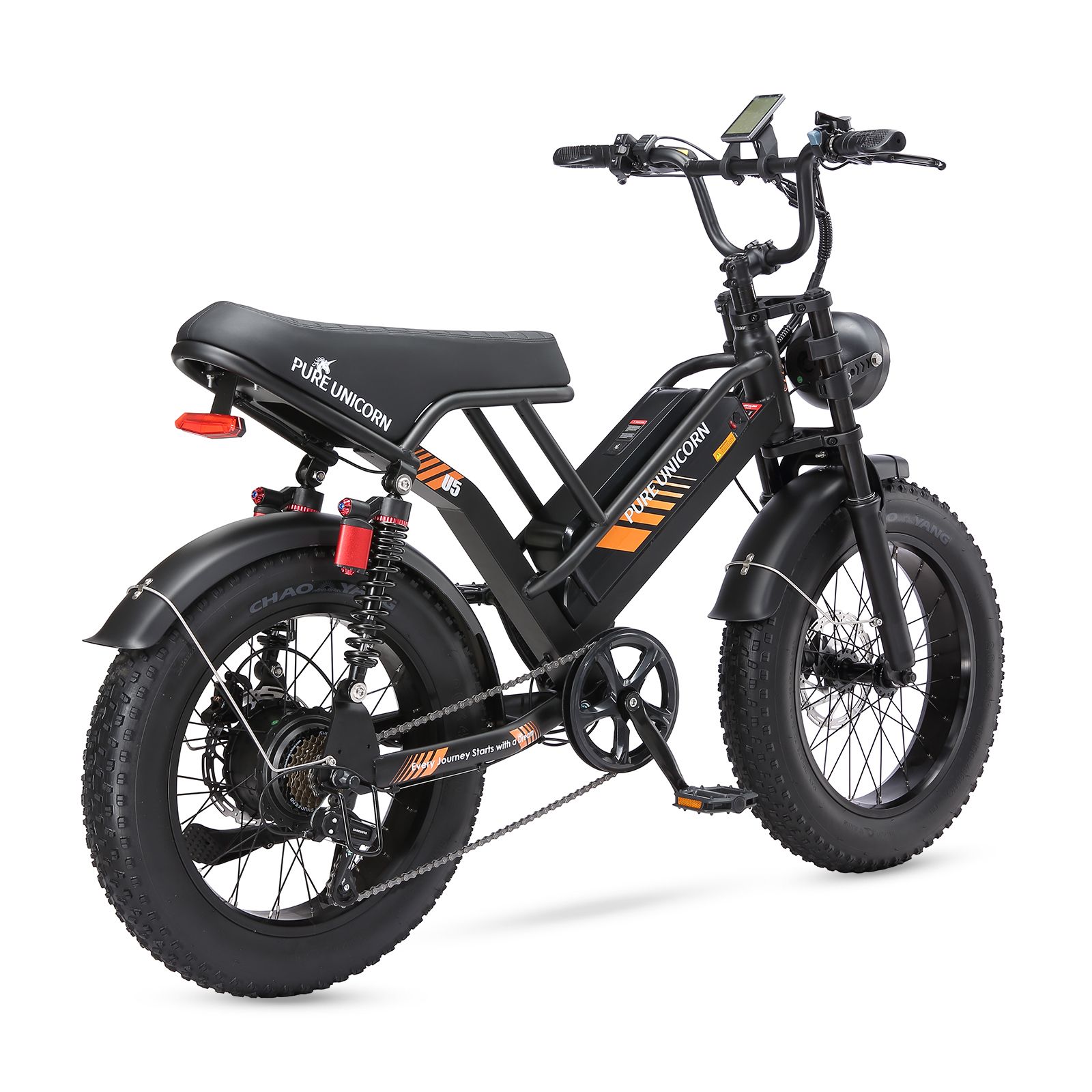 Zwarte elektrische fiets met brede banden, oranje accenten en PURE UNICORN. Achteraanzicht.
