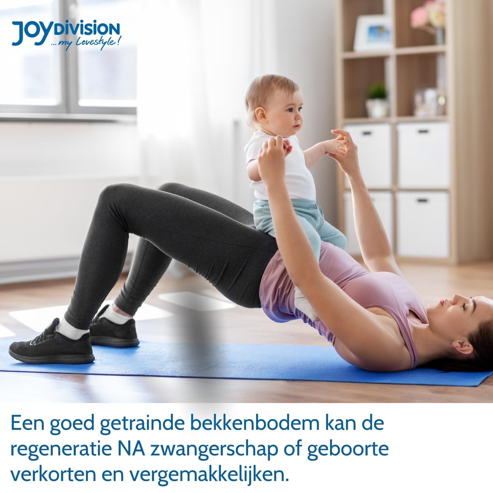 Vrouw doet bekkenlift met baby op buik, op blauwe mat.