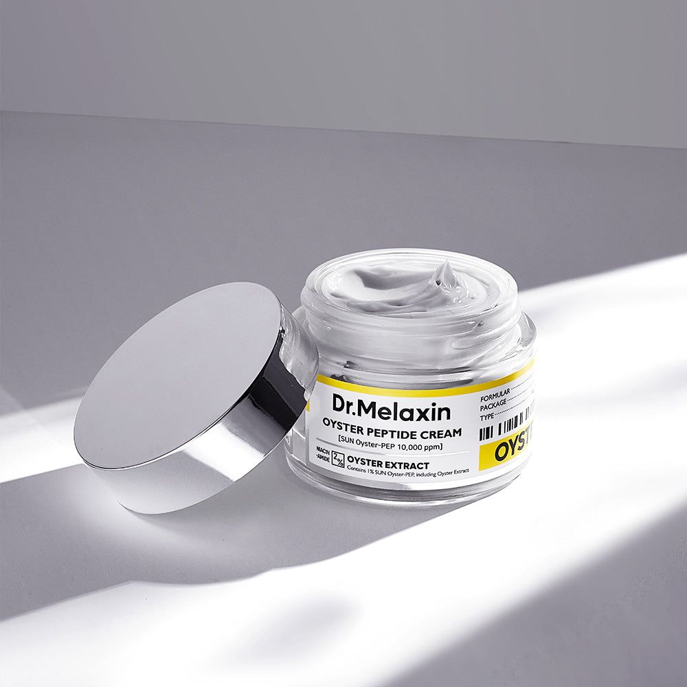 Dr. Melaxin Oyster Peptide Cream in een glazen pot met open deksel.