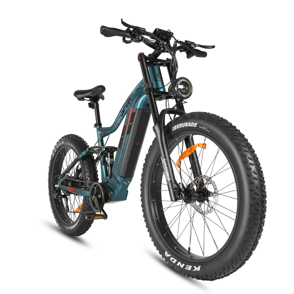 Blauwgroene elektrische mountainbike met brede banden. Koplamp, vering, Kenda-banden, SAMEBIKE-logo zichtbaar.