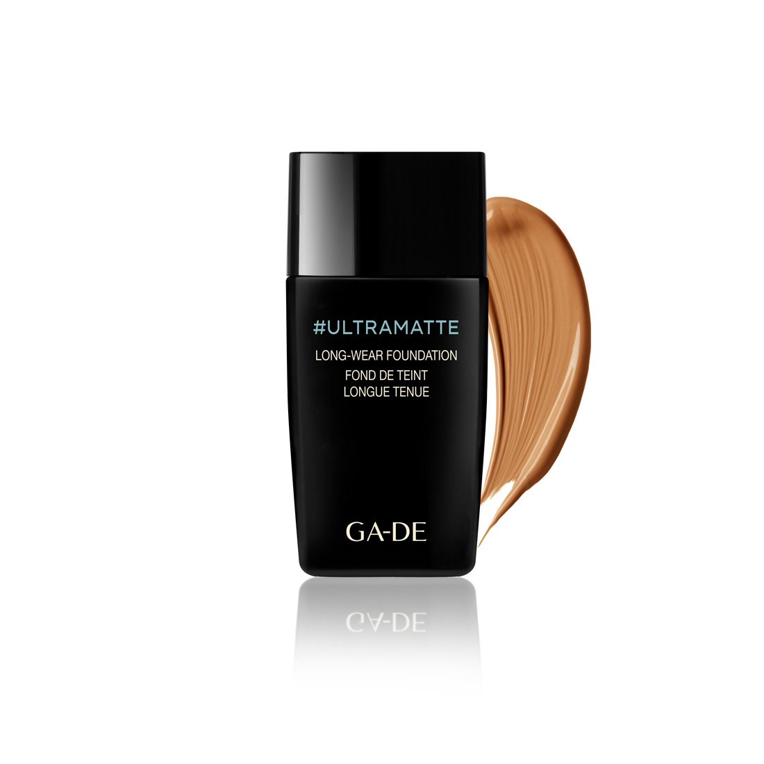 Flacon noir avec inscription #ULTRAMATTE, LONG-WEAR FOUNDATION, GA-DE. À côté, une trace de fond de teint.