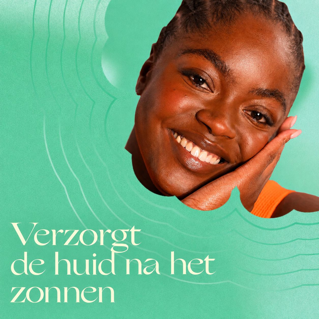 Lachende vrouw met donkere huid en gevlochten haar op groene achtergrond.