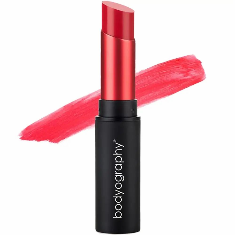 Rode lipstick met zwarte huls. De lipstick is gedeeltelijk uitgedraaid. Daarnaast een rode veeg. Op de huls staat "bodyography".