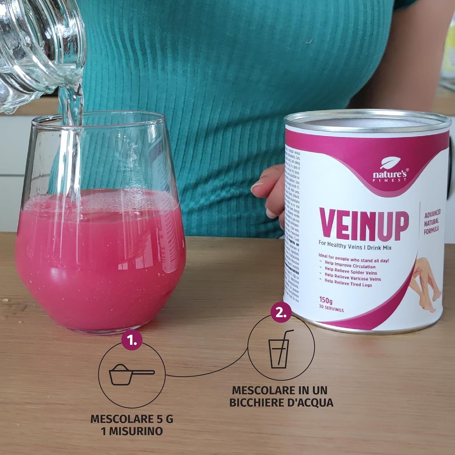 Personne verse de l'eau dans un verre avec liquide rose. Boîte Nature's Finest VEIN UP à côté. Instructions.