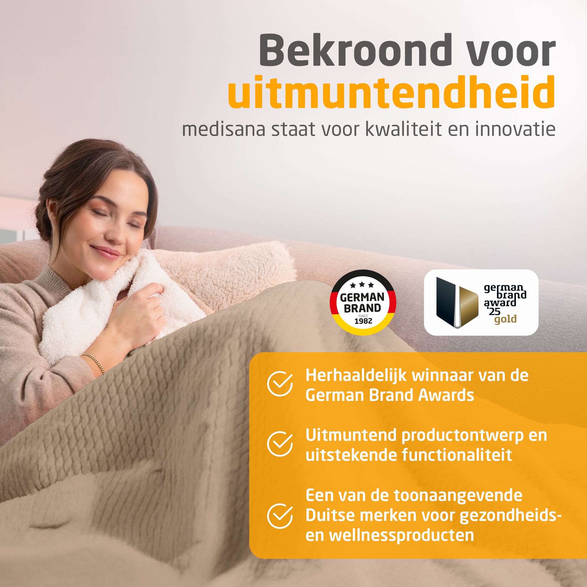 Vrouw op bank met warmtedeken. Beige deken, witte binnenkant. Close-ups: oppervlak, naden. Tekst: Superzacht oppervlak.