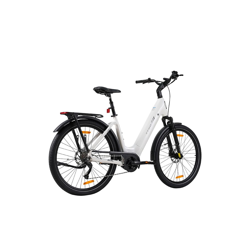 Witte elektrische fiets met zwarte banden en spatborden. Achterdrager. Gele reflectoren op de wielen.