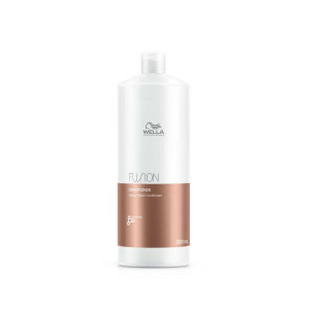 Hoge witte fles met Wella-logo en FUSION-opschrift. Bevat conditioner. Bruin gekleurd vlak.