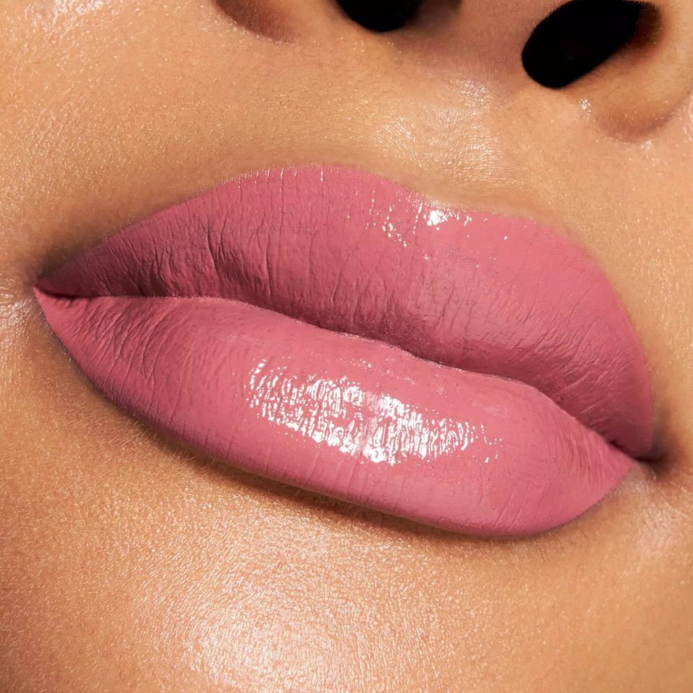 Bouche avec Catrice Shine Bomb Lip Lacquer appliqué. Rouge à lèvres rose brillant. Gros plan sur les lèvres.