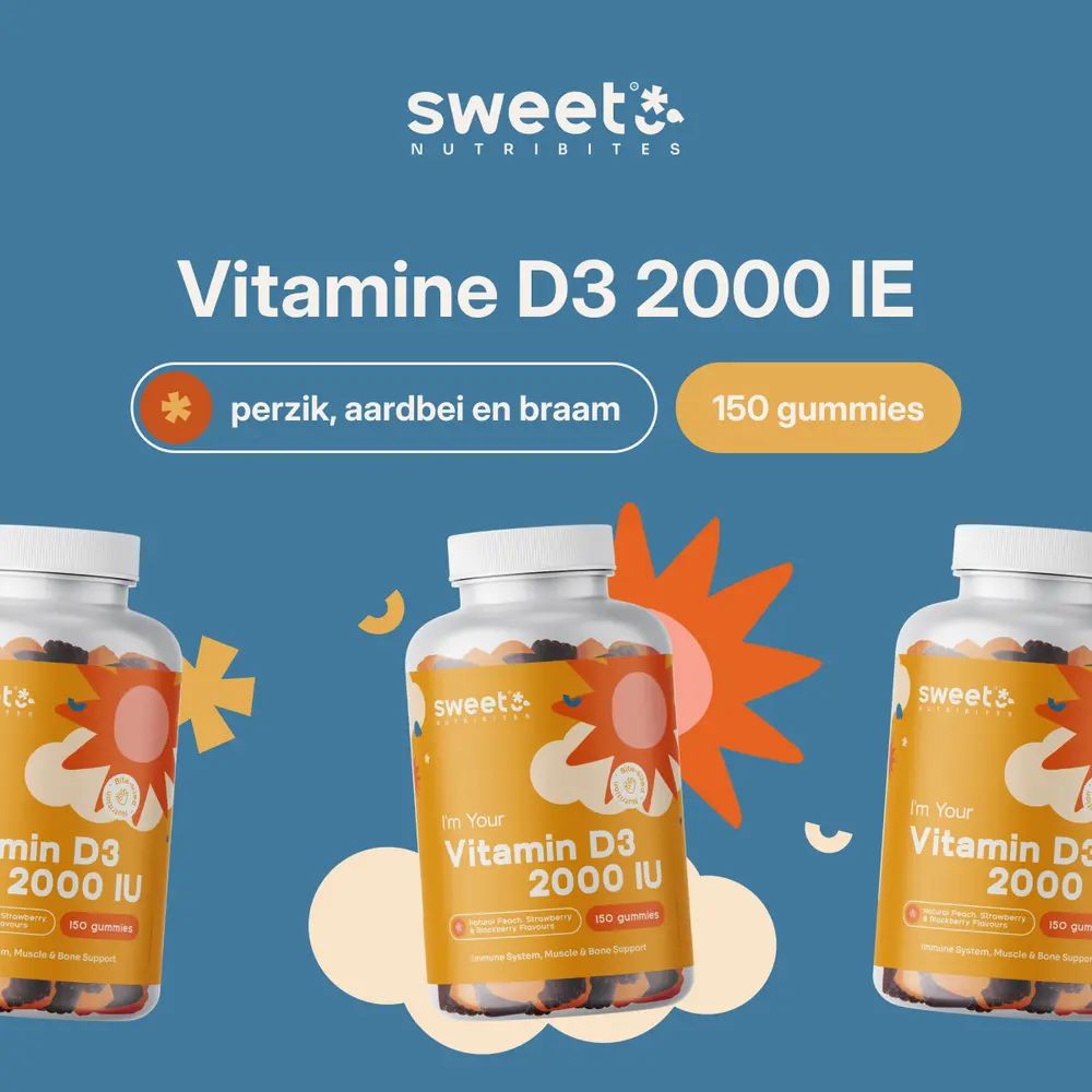 Drie flessen Sweet Nutribites Vitamine D3 2000 IE. Tekst: Vitamine D3 2000 IE, perzik, aardbei en braam, 150 gummies.