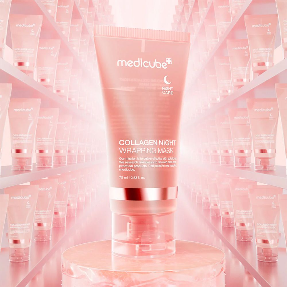 Tube 'Collagen Night Wrapping Mask' sur un piédestal, entouré d'autres tubes.