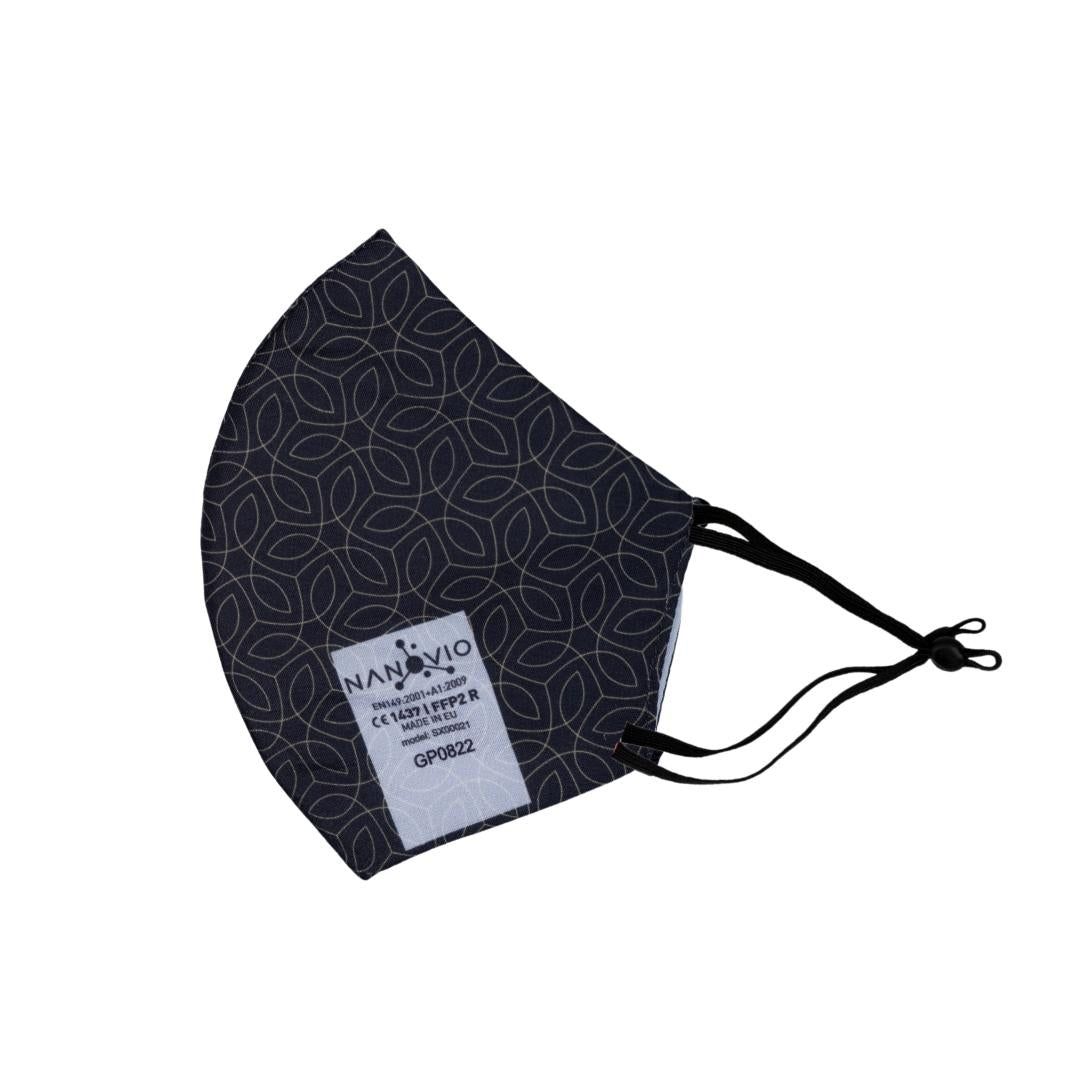 Masque noir avec motif et étiquette. Sangles noires. Étiquette avec logo et informations produit.
