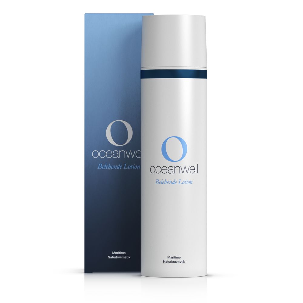 Flacon blanc avec bouchon bleu et étiquette. "oceanwell Belebende Lotion" et logo. Emballage debout.
