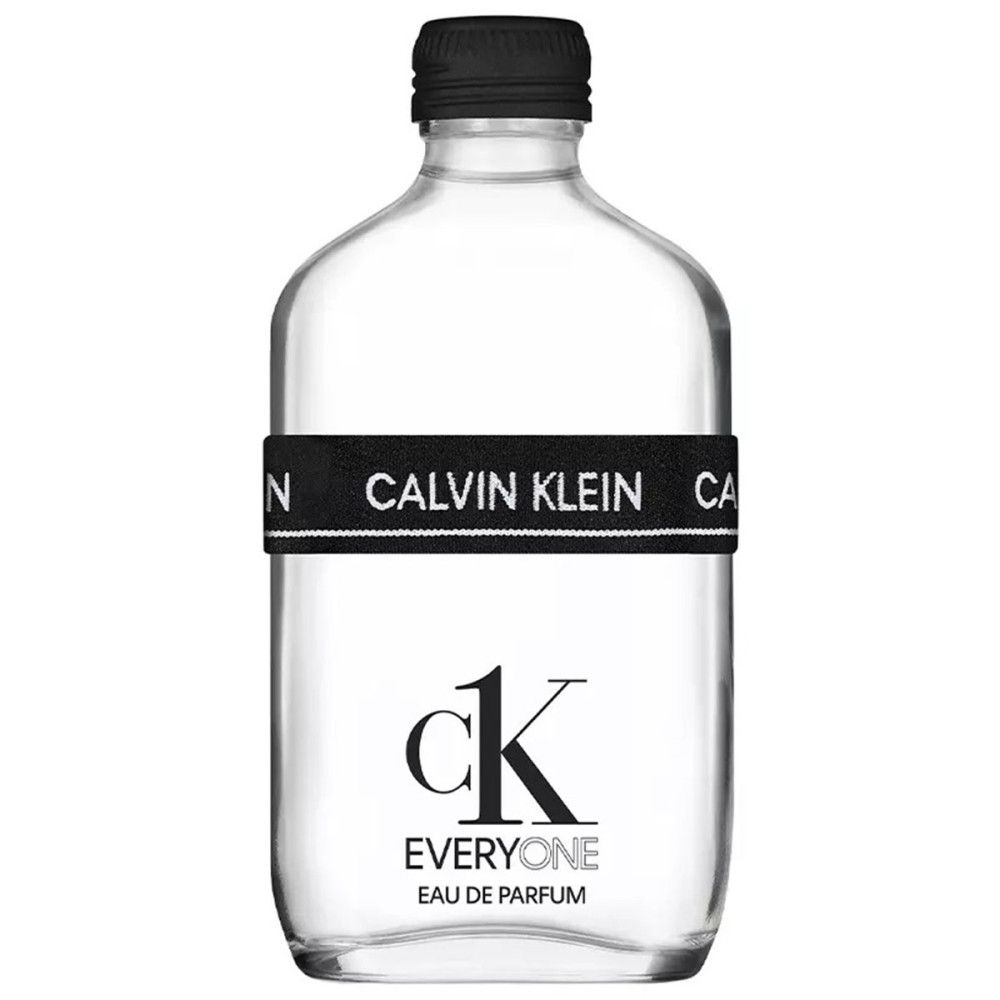 Transparante glazen fles, zwarte dop en band met Calvin Klein. Tekst: ck EVERYONE.