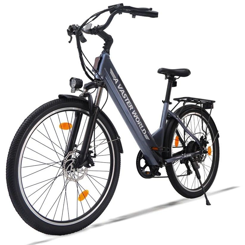 Grijze elektrische fiets met zwart frame, spatborden en bagagedrager. Voor- en achterlicht, schijfremmen.