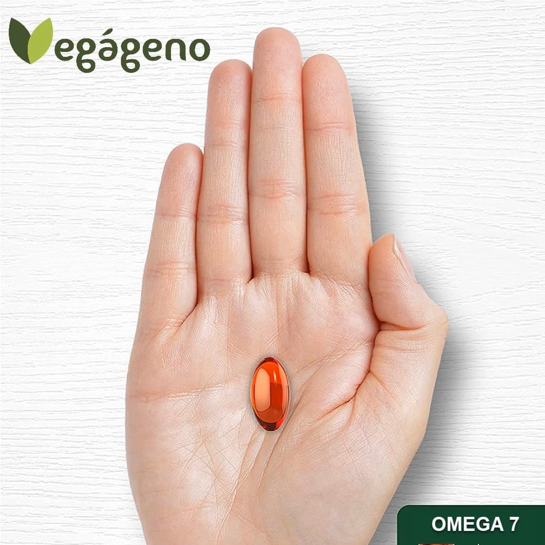 Une capsule orange d'oméga 7 repose dans une paume. Le logo 'vegageno' est en haut à gauche.