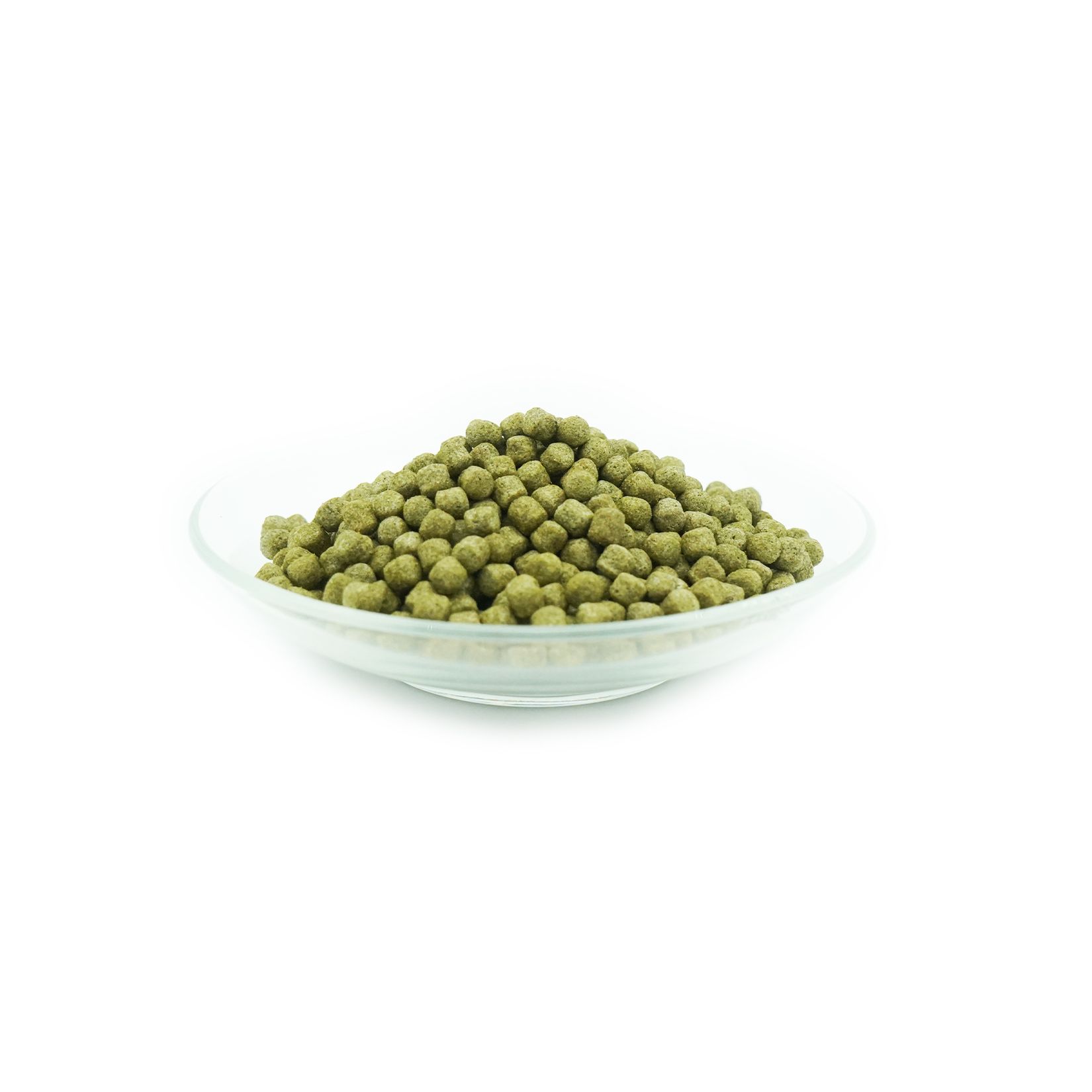 Groene, ronde pellets in een glazen kom. De pellets zijn bedoeld voor de gezondheid van vissen.