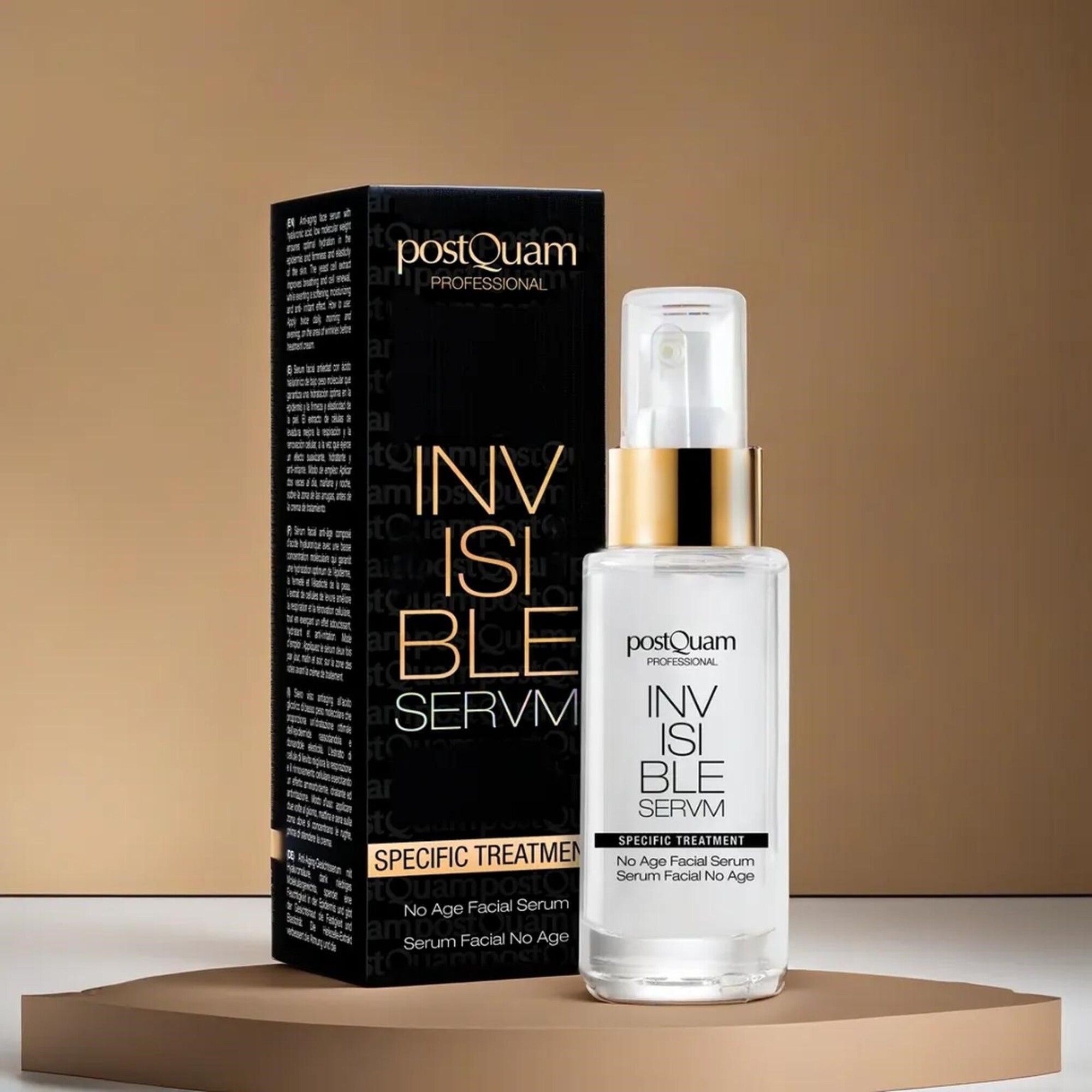 Postquam Invisible gezichtsserum. Fles en verpakking op sokkel. Zwarte verpakking met tekst. Productnaam en logo zichtbaar.
