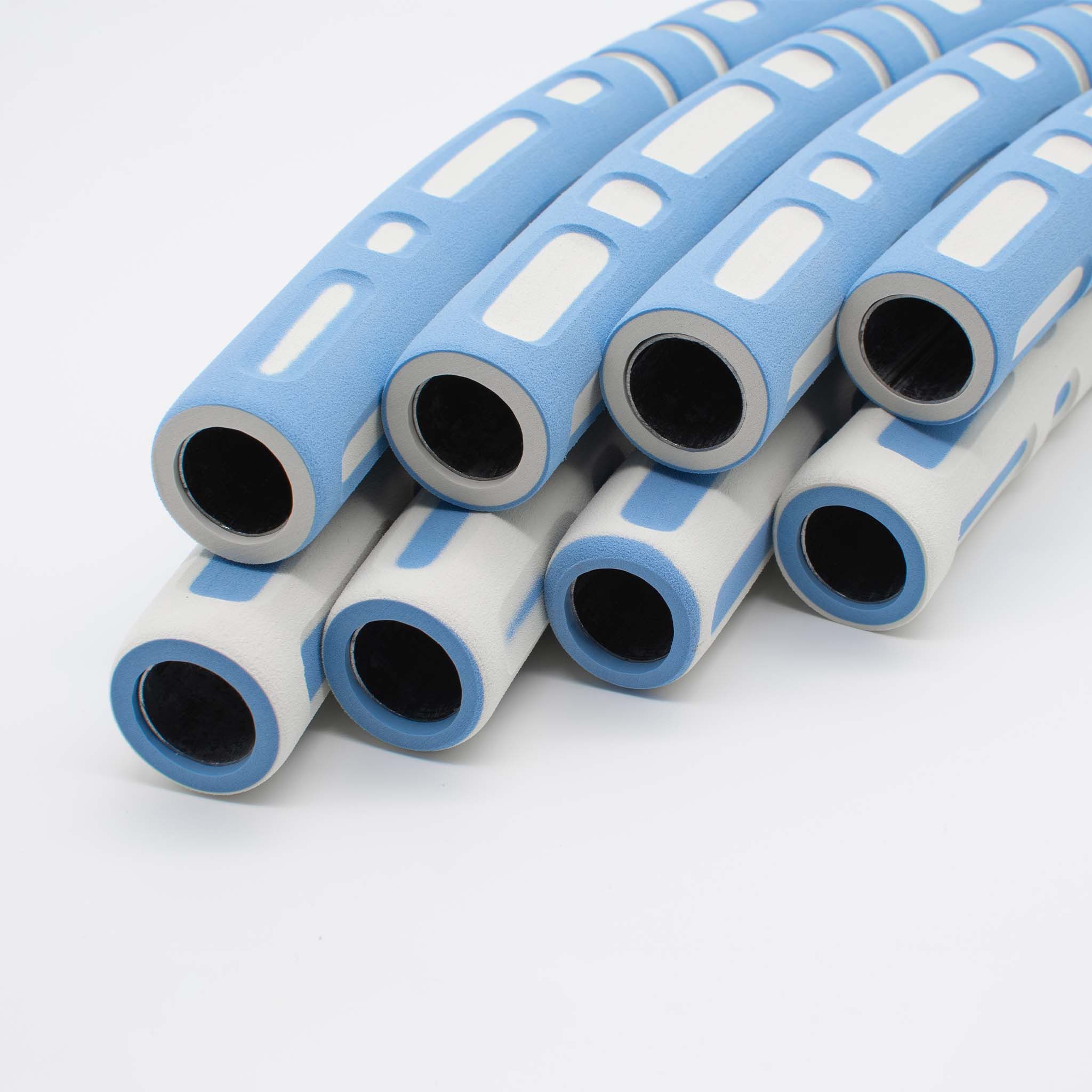 Meerdere hoepelsegmenten. Blauw-witte kleurstelling. Gaten en rechthoekige uitsparingen. Zichtbare metalen kern.