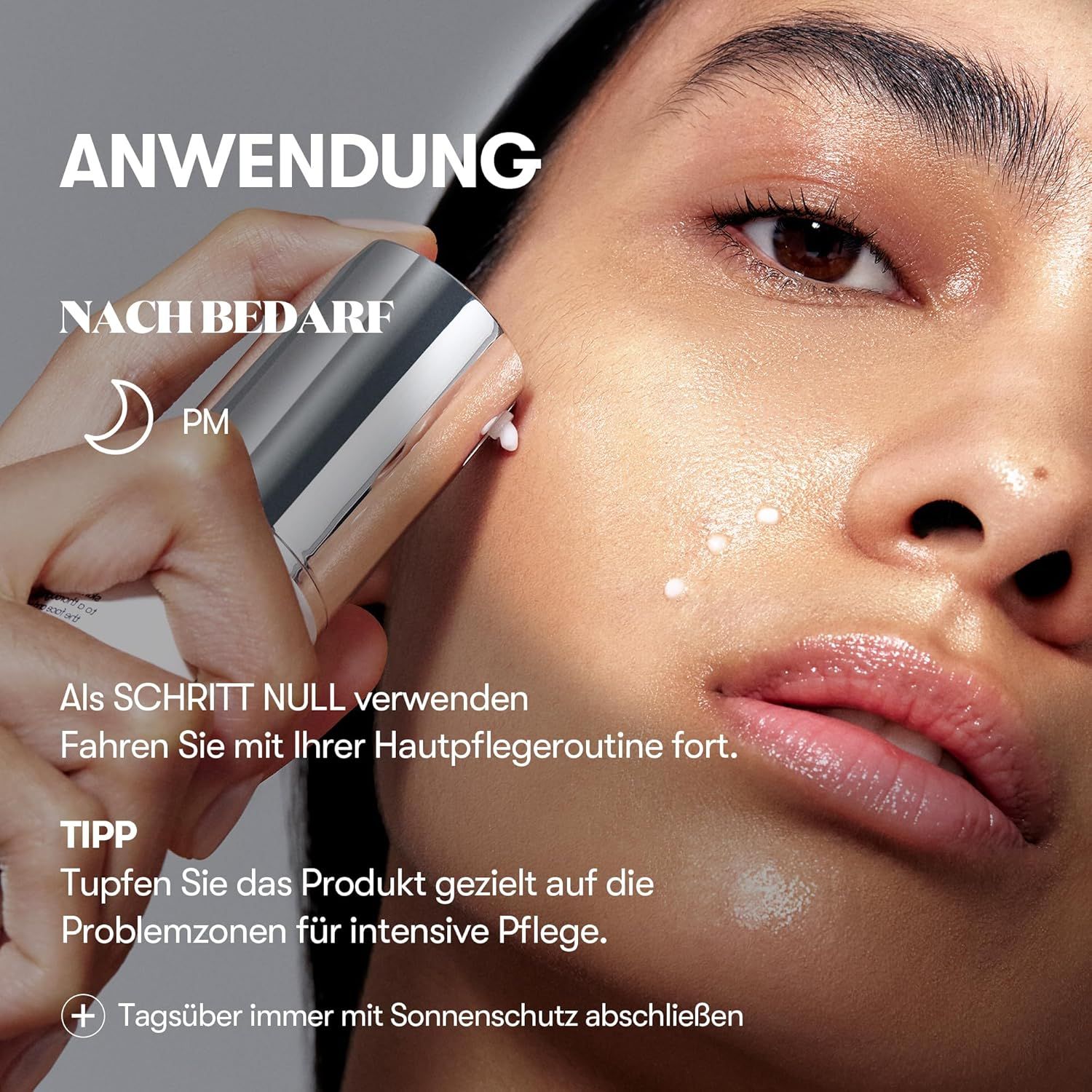 Femme appliquant le produit. Texte : Application. Texte : Au besoin, PM. Texte : Utiliser comme étape zéro. Conseil : Tamponner sur les zones.