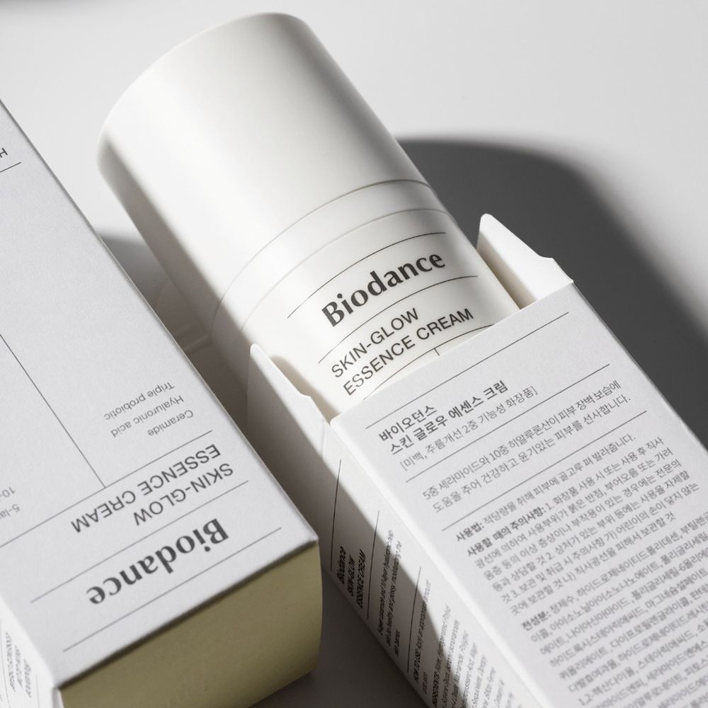 Emballage du produit avec "Biodance Skin-Glow Essence Cream". Contient un flacon et une boîte.