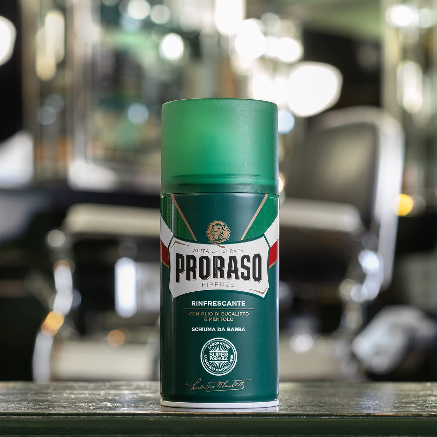 Boîte verte avec texte : Proraso, Rinfrescante, Schiuma da barba. Couvercle vert.