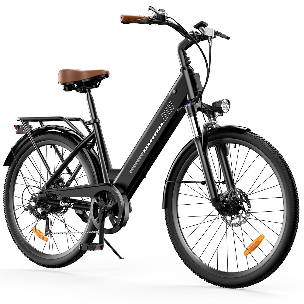 Vélo électrique noir avec selle et poignées marron. Porte-bagages arrière. Phare.