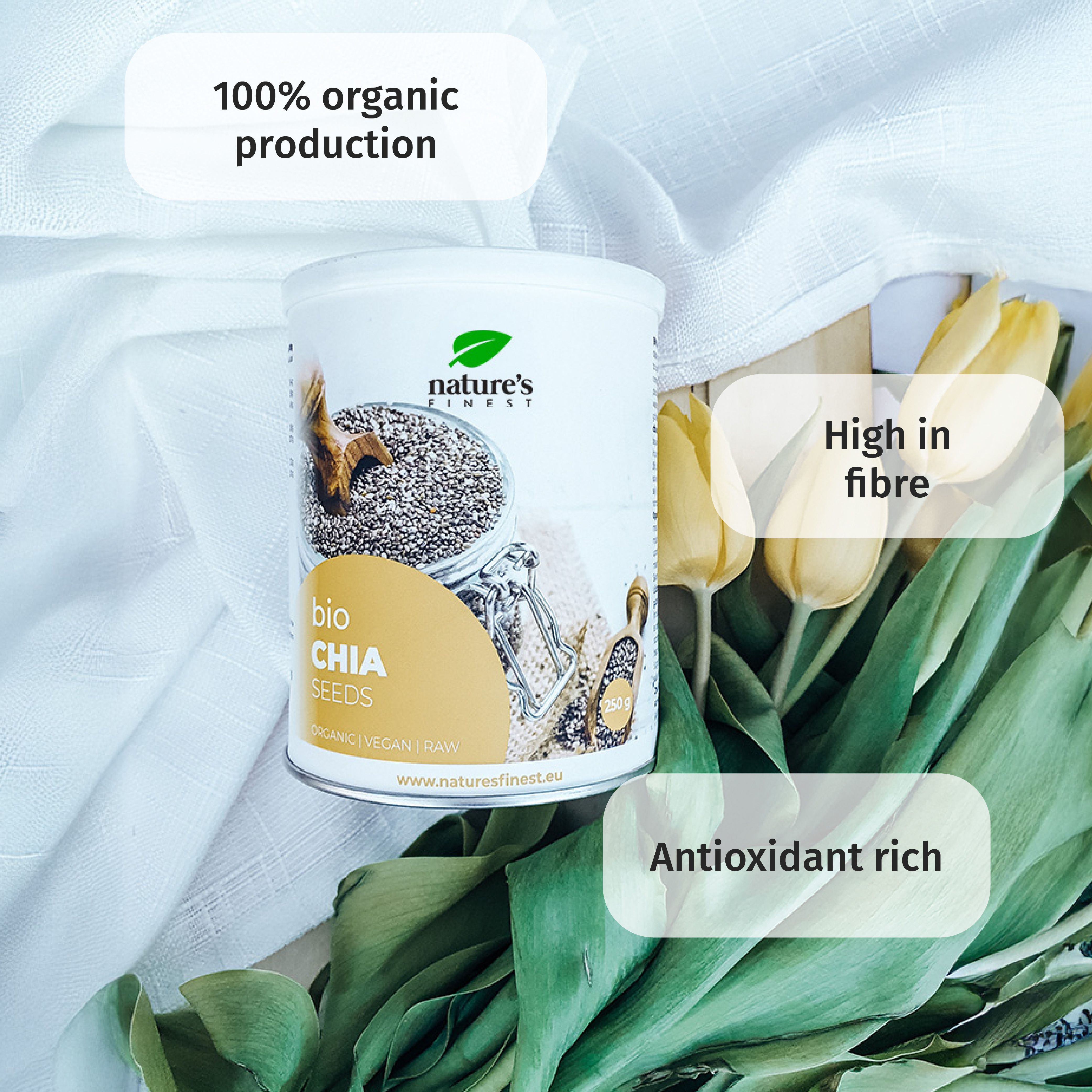 Boîte Nature's Finest Bio Chia Seeds avec tulipes et zones de texte sur les fibres et les antioxydants.