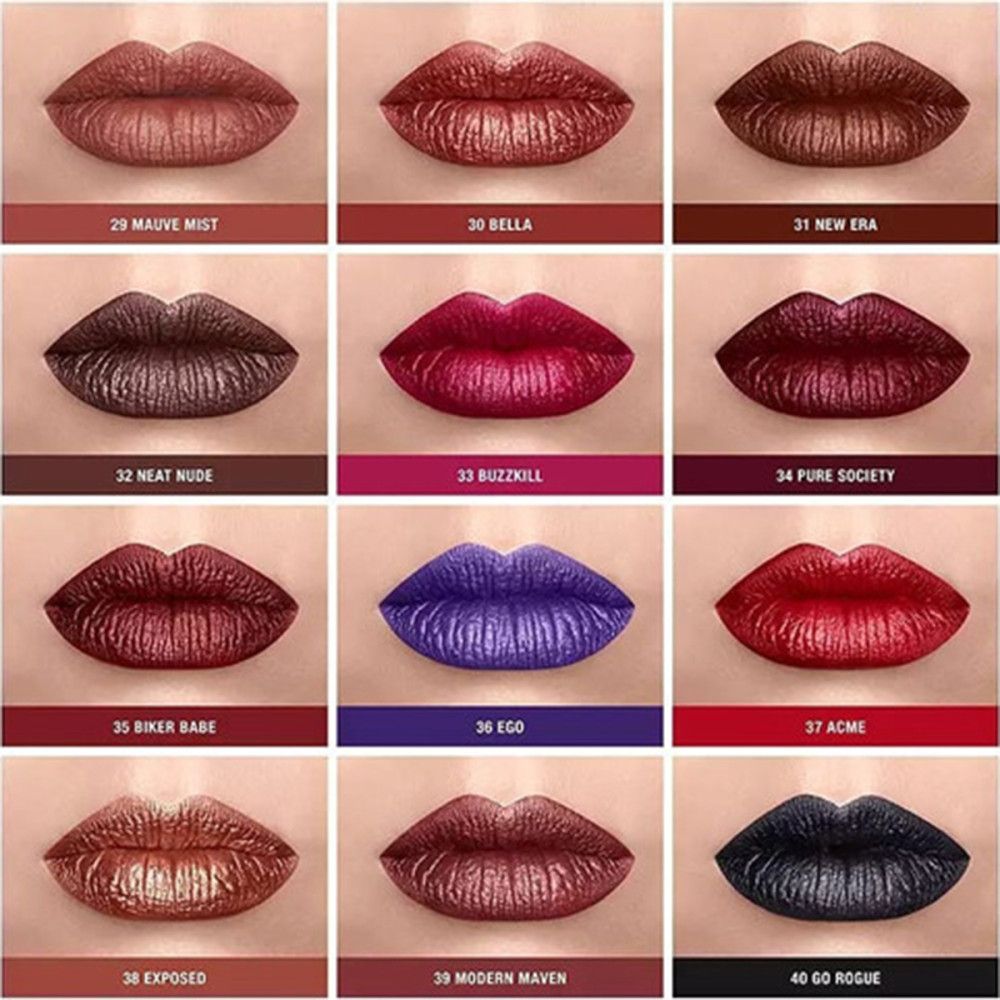 Neuf échantillons de couleurs à lèvres. Différentes nuances de marron, rouge, violet et bleu. Brillance métallique.