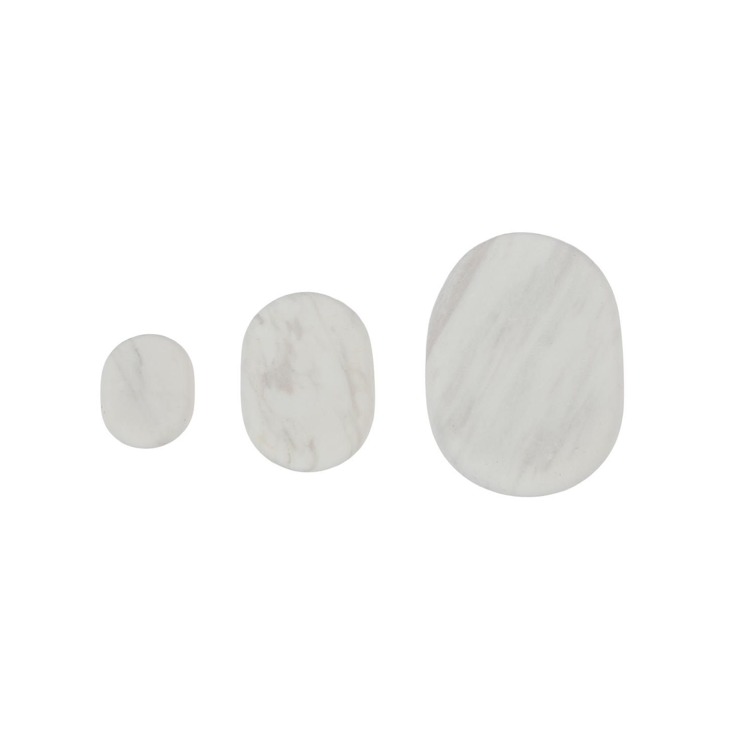 Drie witte, ovale stenen van verschillende grootte, naast elkaar geplaatst. Op witte achtergrond.