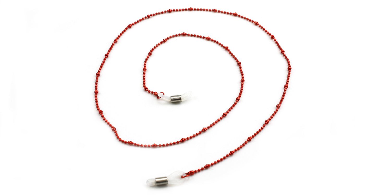 Rode brillenketting met kleine kralen. De ketting is spiraalvormig en heeft aan de uiteinden lussen voor bevestiging aan brillen.