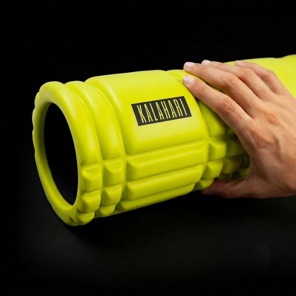 Gele fascia roller met 'KALAHARI'-logo, vastgehouden door een hand.