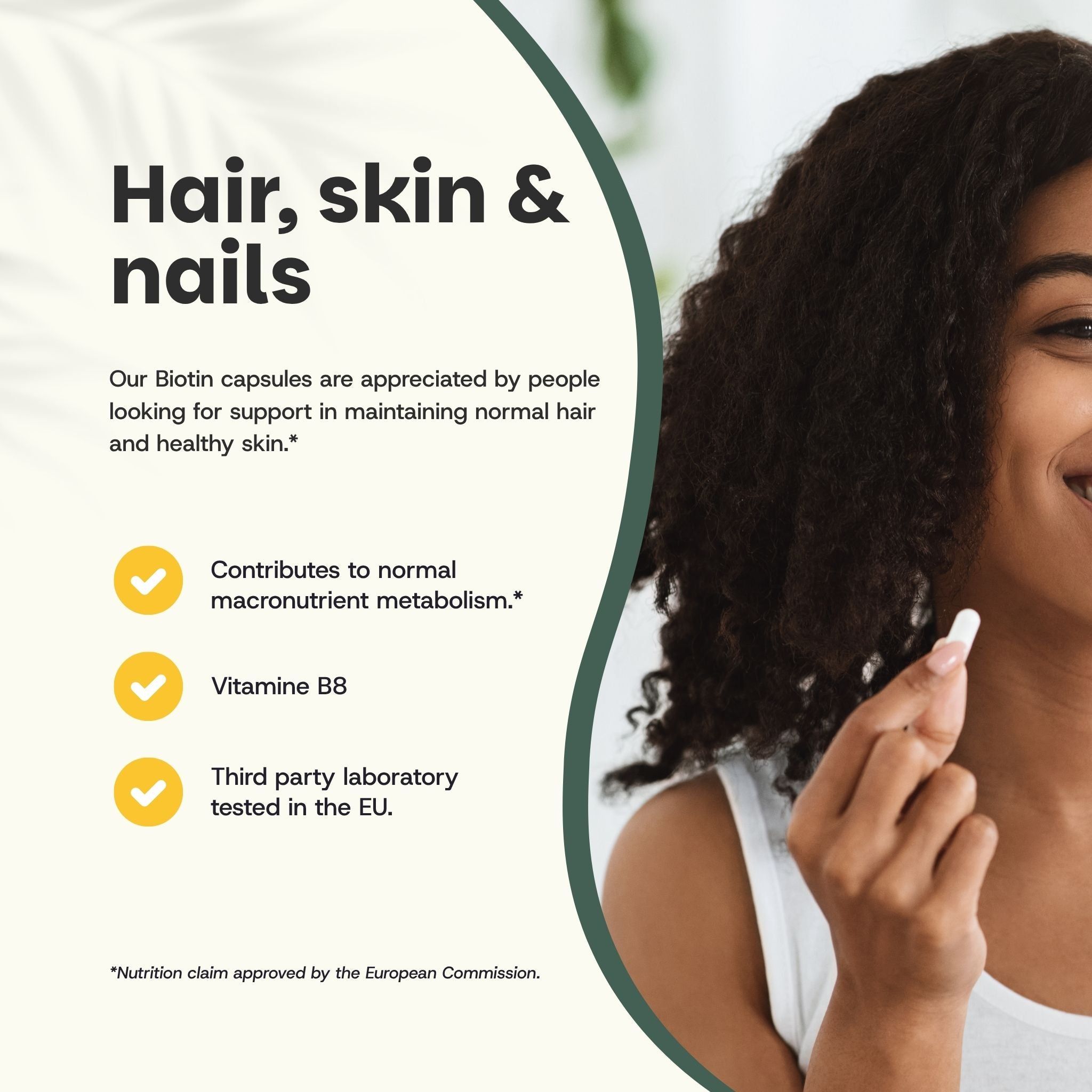 Une femme tient une gélule. Texte : Cheveux, peau et ongles. Les gélules de biotine soutiennent les cheveux et la peau.