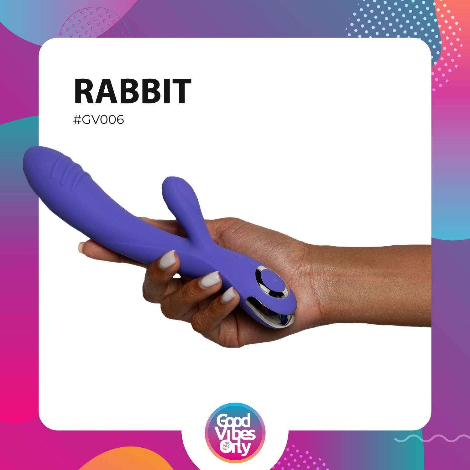 Paarse vibrator in een hand gehouden. Het product heeft een afgeronde punt en twee vleugels. Opschrift "RABBIT" en "#GV006".