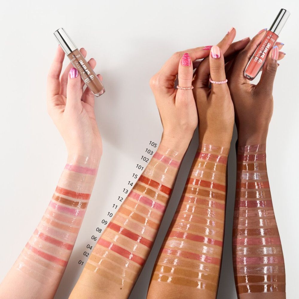 Meerdere armen met lipgloss swatches. Verschillende huidtinten. Lipglosstubes in de handen.
