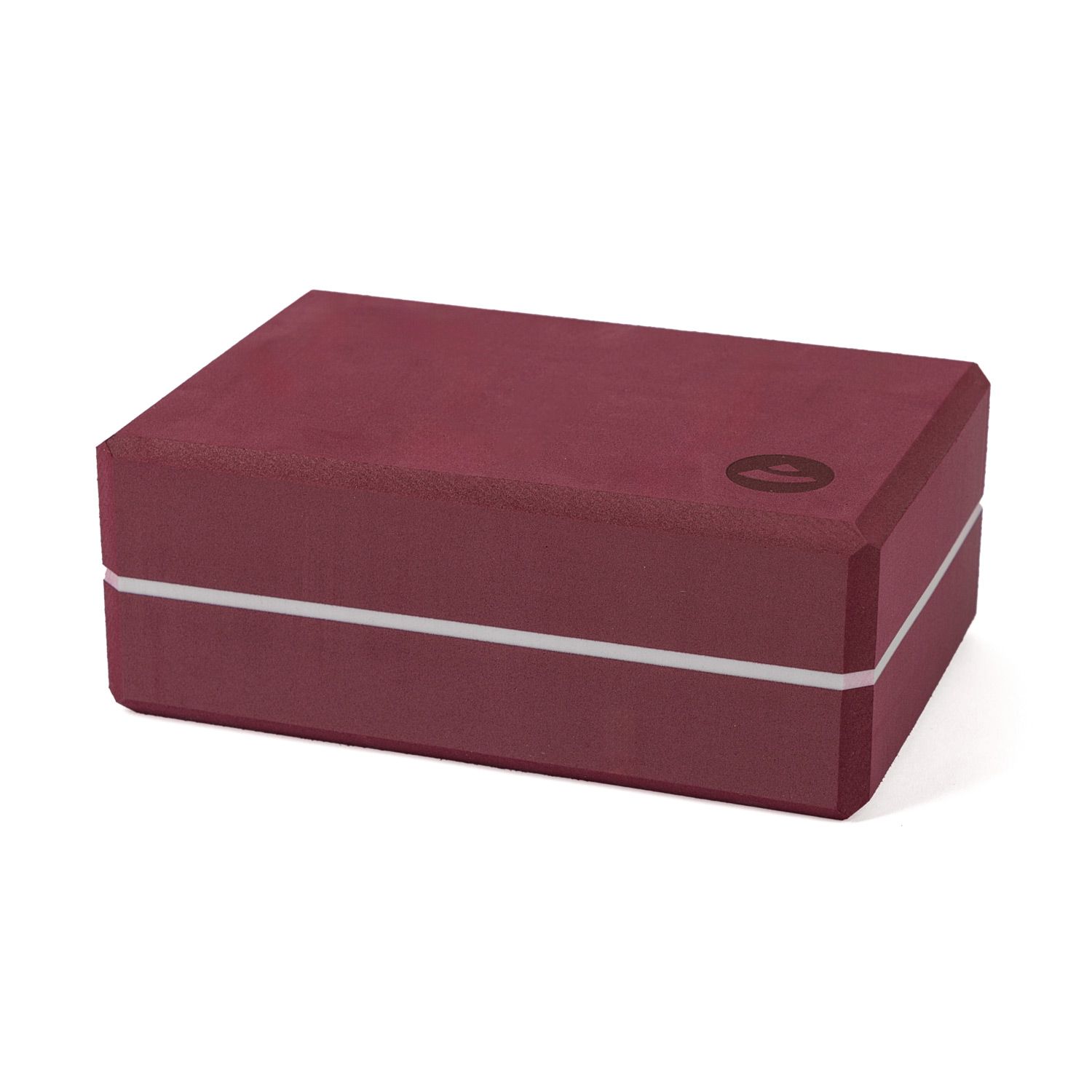Bordeaux yogablok met witte streep en logo. Rechthoekige vorm, afgeronde hoeken. Horizontaal beeld.