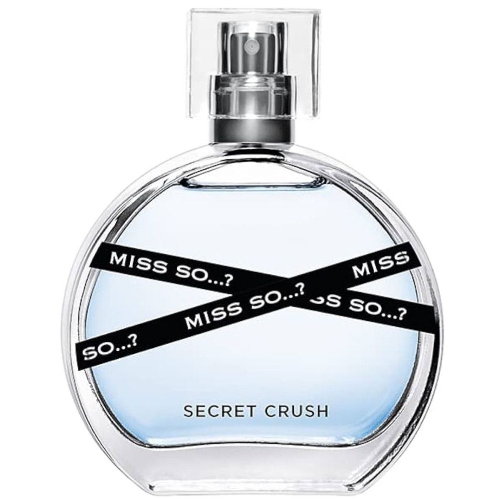 Ronde glazen fles met verstuiver. Zwarte banden met "MISS SO...?" kruisen elkaar. Opschrift "SECRET CRUSH".