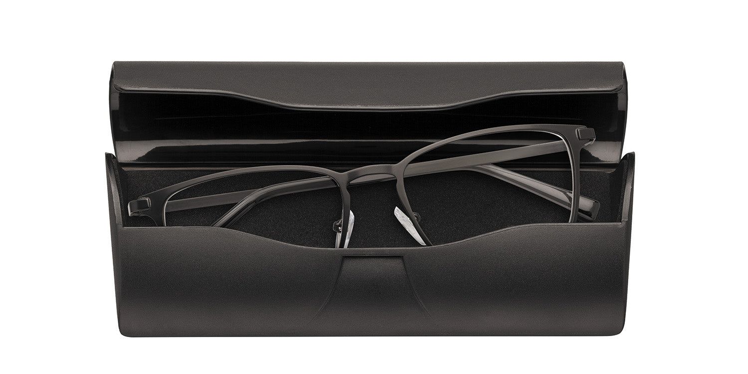 Étui en plastique noir ouvert. Lunettes à l'intérieur. Forme rectangulaire.
