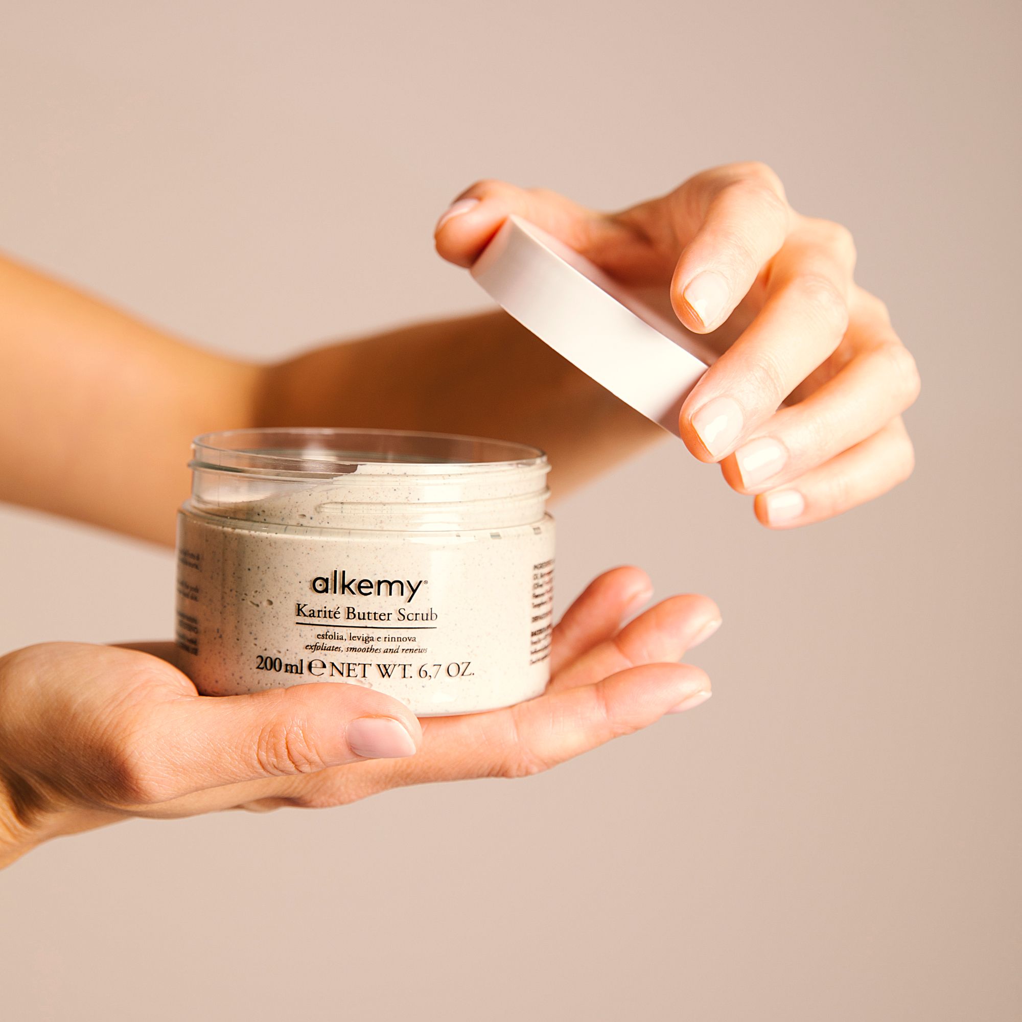 Gommage corps Alkemy Karité Butter Scrub dans un pot, couvercle ouvert.