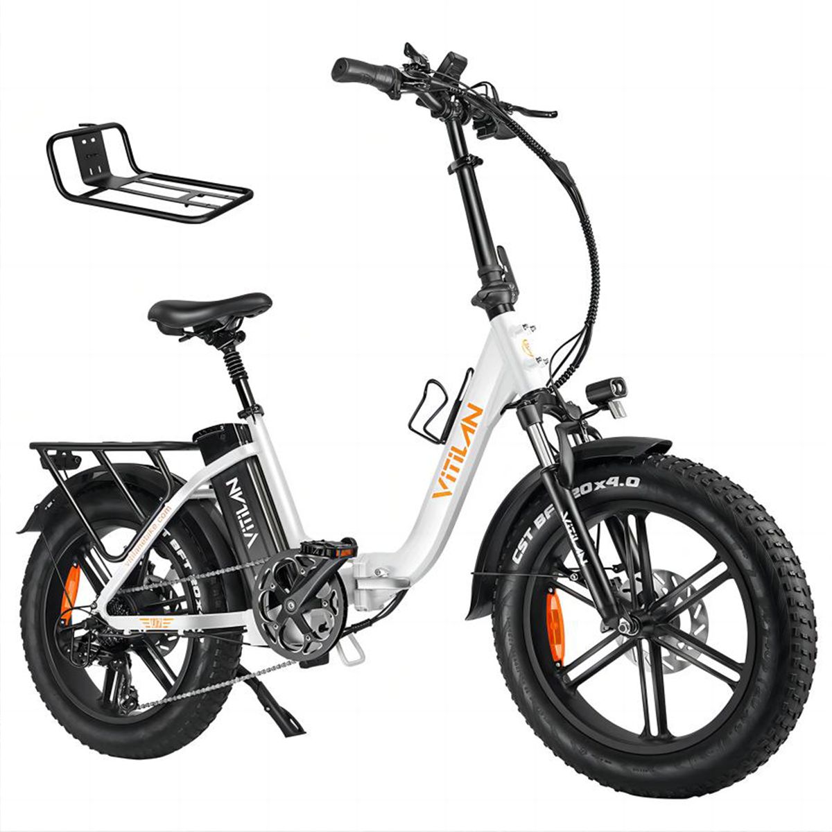 Vélo électrique pliable blanc avec accessoires. Porte-bagages, porte-bidon. Le nom "Vitilan" est visible sur le cadre.