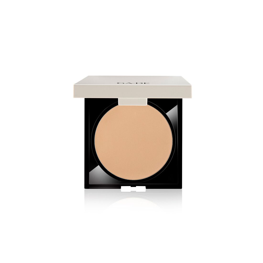 Poudre compacte beige dans un boîtier noir et blanc. Le couvercle porte le nom "GA-DE".