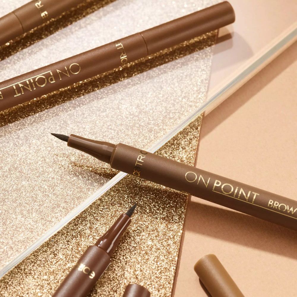 Plusieurs crayons à sourcils avec pointe feutre. Inscription dorée "ON POINT BROW LINER". Marque : Catrice.
