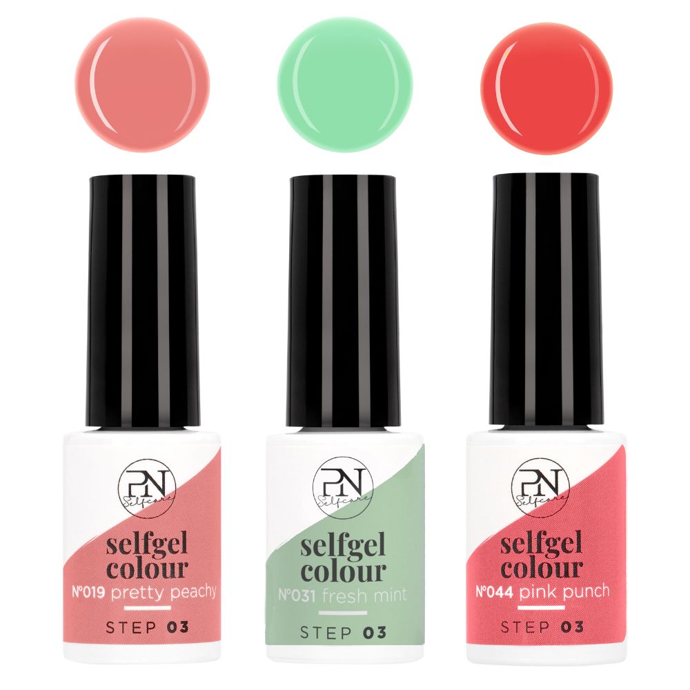 Trois flacons de vernis à ongles avec bouchons noirs et couvercles colorés. Couleurs : rose, vert, rouge. Inscription : PN selfgel colour.
