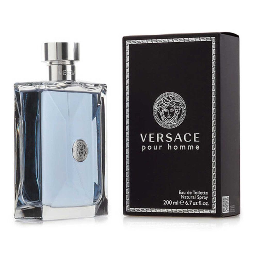 Fles met lichtblauwe vloeistof en zwarte verpakking. Op de verpakking staat "VERSACE pour homme".