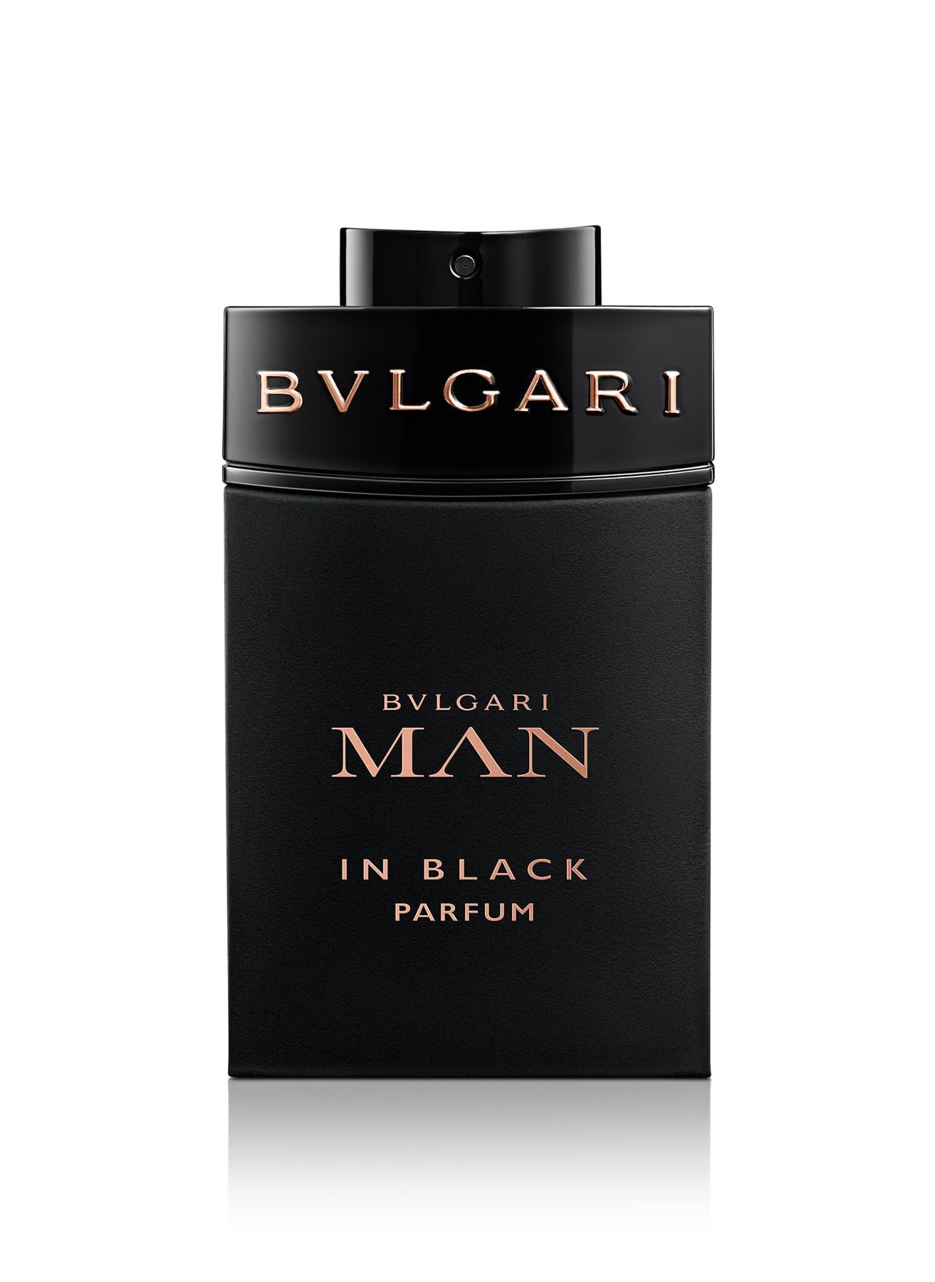 Flacon noir. Inscription Bvlgari Man In Black Parfum. Texte doré.