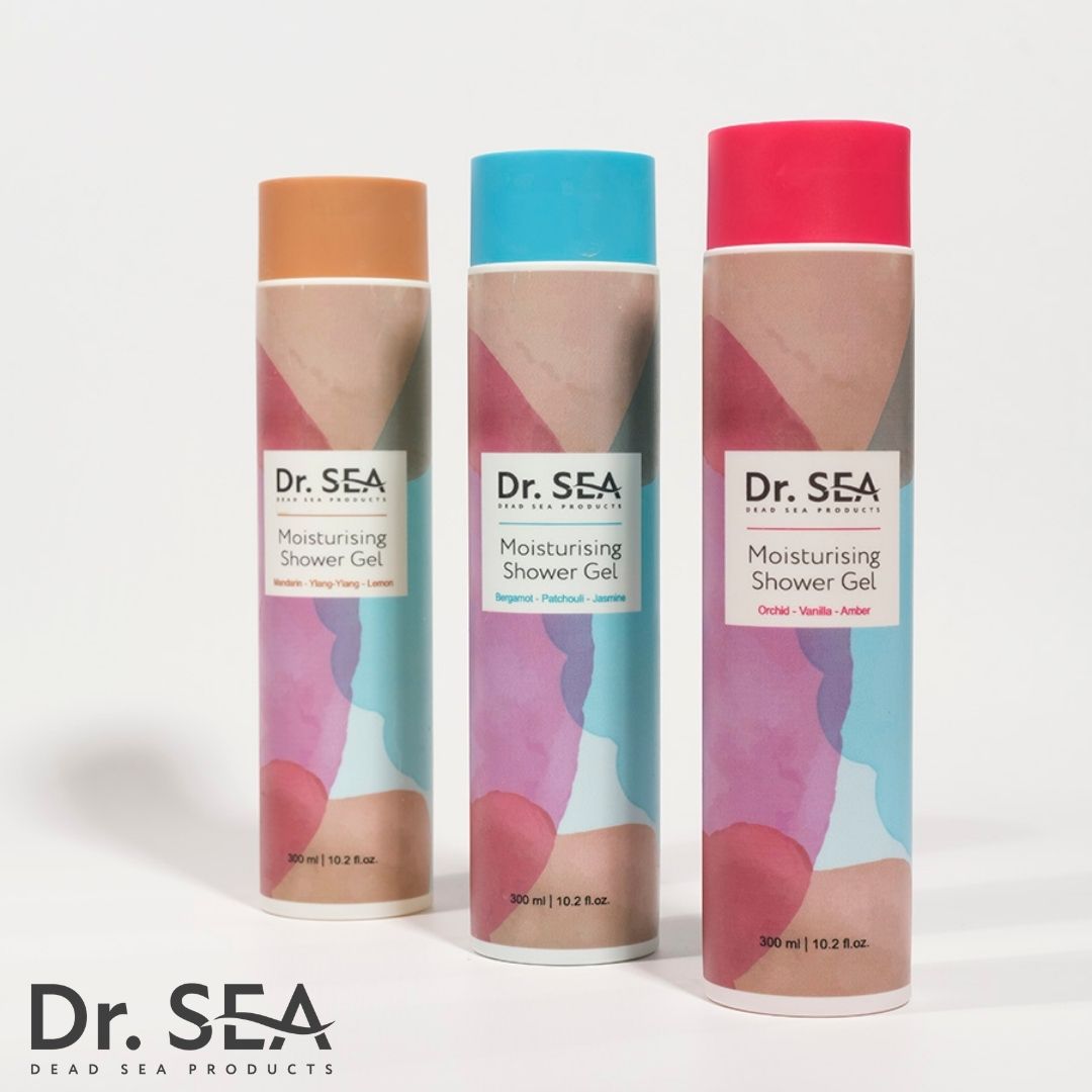 Trois flacons Dr. SEA, Moisturising Shower Gel. Couleurs : marron, bleu, rouge. Inscription : Dr. SEA, Dead Sea Products.