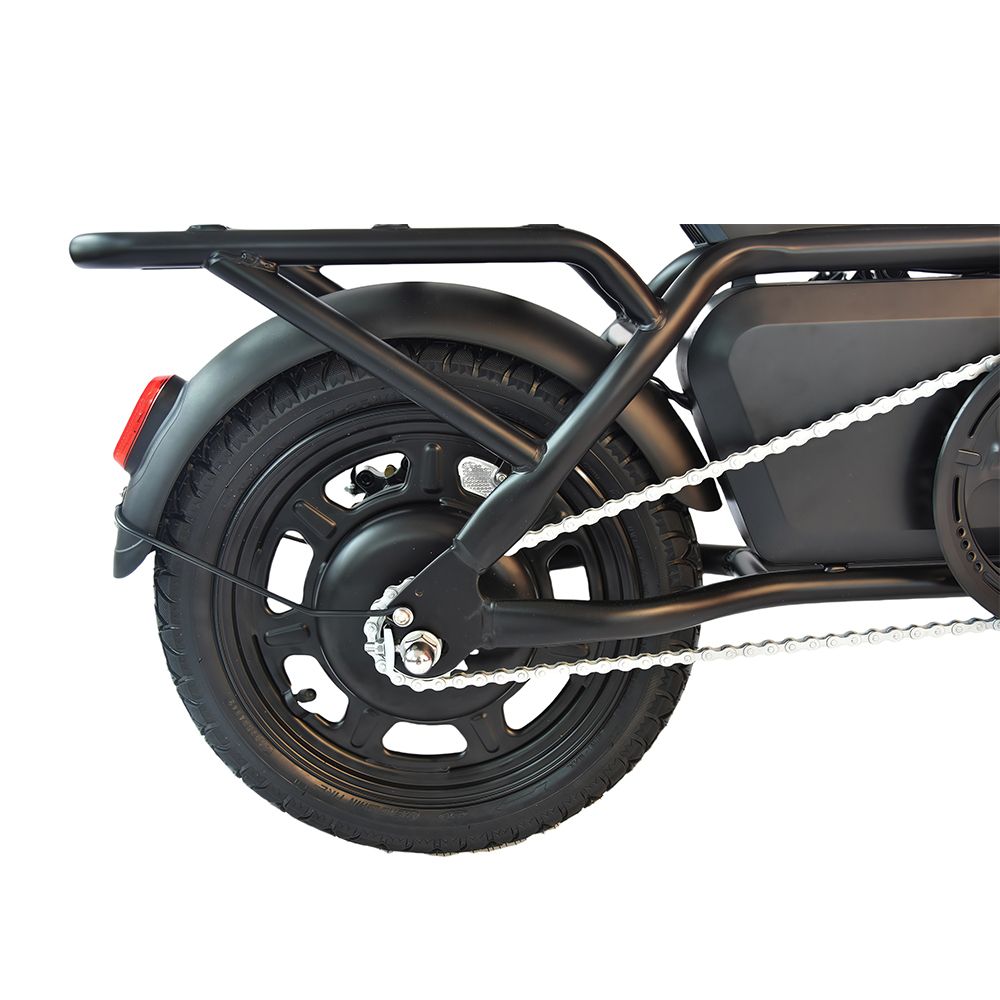 Achterwiel van een zwarte elektrische fiets met bagagedrager en spatbord. Close-up, op witte achtergrond.