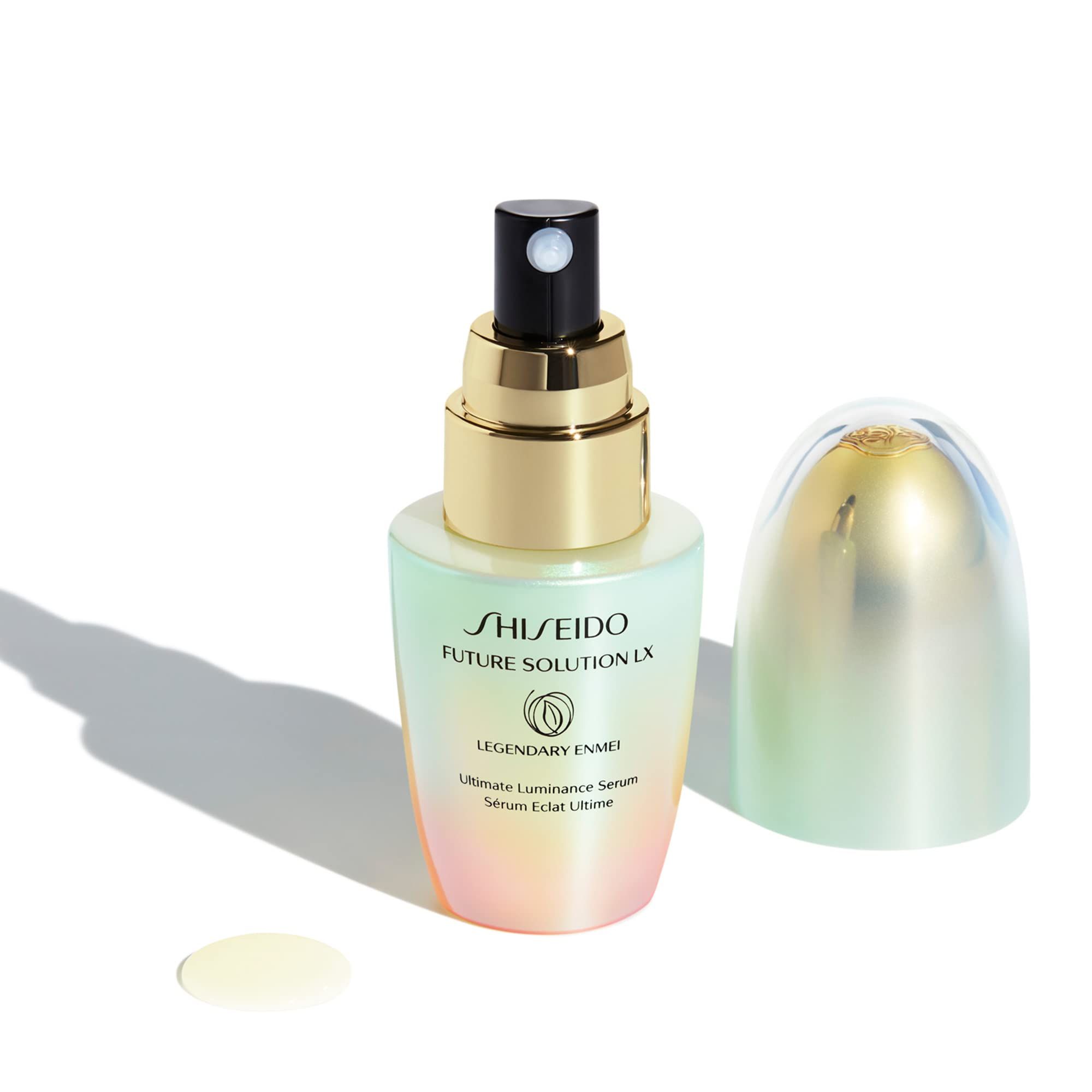 Serumfles met verstuiver en dop ernaast. Opschrift: Shiseido Future Solution LX, Legendary Enmei, Sérum Éclat Ultime.