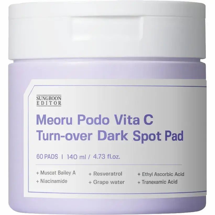 Wit, rond product met paarse deksel. Opschrift: Meoru Podo Vita C Turn-over Dark Spot Pad. 60 pads, 140 ml.