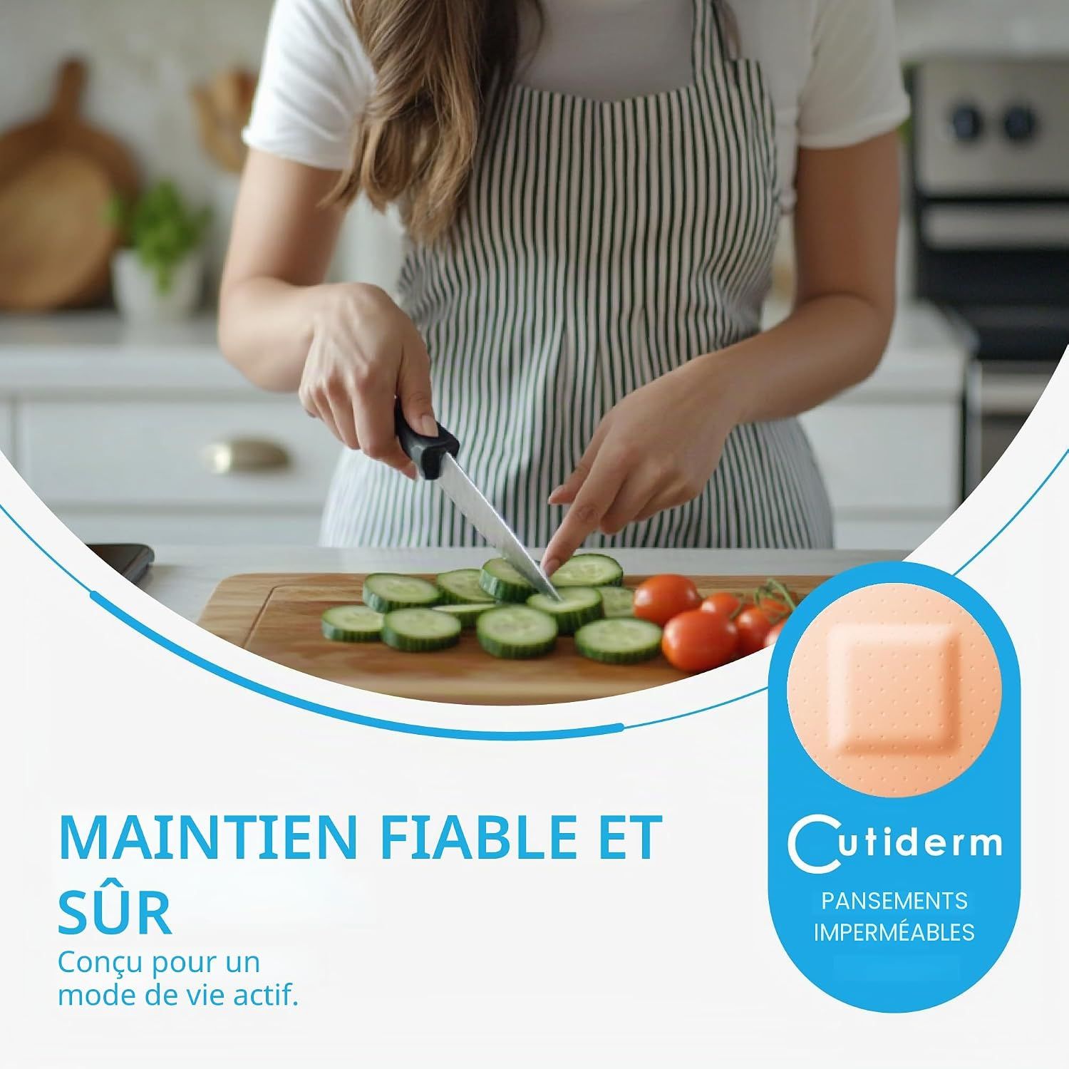 Un pansement adhésif beige clair, carré aux coins arrondis, présenté sur un fond bleu avec le nom de marque Cutiderm et la mention "PANSEMENTS IMPERMÉABLES".